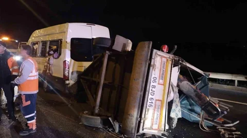 Beykoz'da servis minibüsü devrildi, 3 kişi yaralandı.