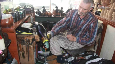 Ordu'da 40 yıllık ayakkabı ustası, deriyi ateşle canlandırarak geleneksel ayakkabıcılığı yaşatıyor.