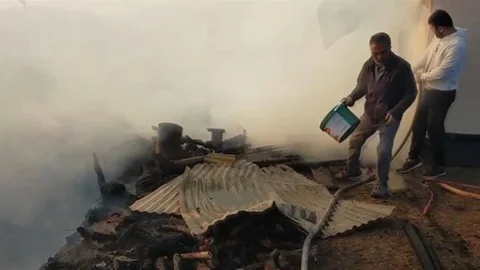 Sivas'ta yangında 2 ev ve 2 samanlık yandı