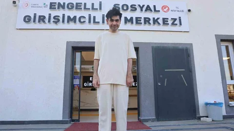 Hatay'da 3 yıl boyunca evden çıkmayan genç, ikna edilerek banyo yaptı.