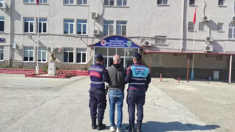 Aydın'ın Nazilli ilçesinde terör suçundan 7 yıl 6 ay hapis cezası ile aranan bir kişi jandarma ekipleri tarafından yakalandı.
