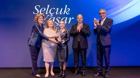 İzmir'de Selçuk Yaşar Ödülü Prof. Dr. Elif Uysal'a sunuldu