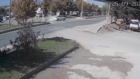 Eskişehir'de motosiklet kazasında ağır yaralanan gencin babası Hidayet Gündoğmuş, oğlunun iyileşme sürecinde doktorlara teşekkür etti ve güvenli sürüşün önemine dikkat çekti.