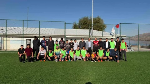 Sivrice'de Öğrenciler ve Aileleri Futbol Maçı Yaptı