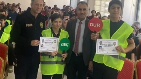 Konya'nın Ereğli ilçesinde, okul geçit görevlisi olan öğretmen, öğrenci ve velilere trafik eğitimi verildi.