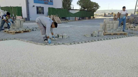 Gaziantep'te parke taşı döşeme çalışmaları sürüyor