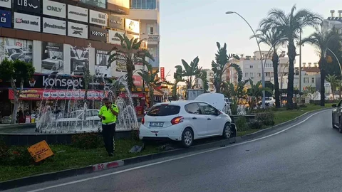 Antalya'da otomobil sinyalizasyon direğini devirdi