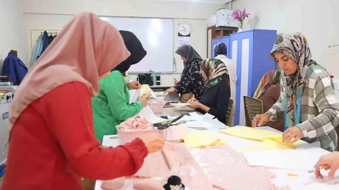 Elazığ'da kadınlar, kendi iş yerlerini açmak ve çocuklarına el emeği ürünler giydirmek için Giyim ve Üretim Teknolojisi Kursu'na büyük ilgi gösteriyor.