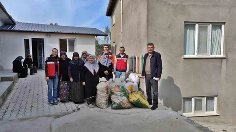 Domaniç'te kadın üreticilere 300 kilo dikimlik sarımsak dağıtıldı