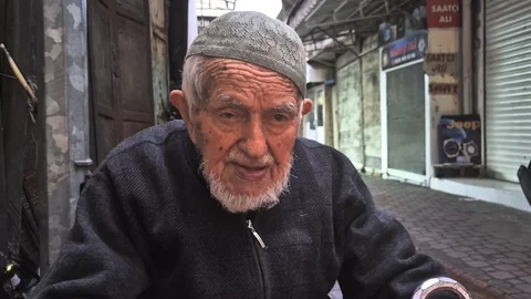 Samsun'da asırlık çınar gençlere "Paranızı dumana değil, fakire verin" dedi.
