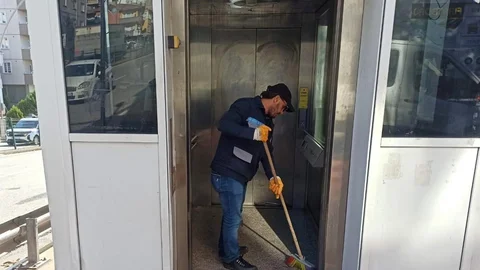 Kocaeli'de Üst Geçit Asansörleri Hijyenik Hale Getirildi