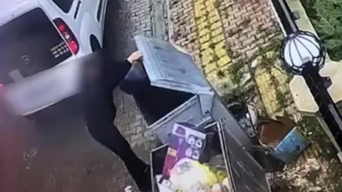 Samsun'da çöp konteyneri içinde uyuşturucu teslimatı güvenlik kameralarına yansıdı, 4 kişi 6 bin 937 hapla yakalandı.