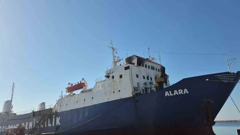 Mersin'de yük gemisinde çıkan yangın söndürüldü