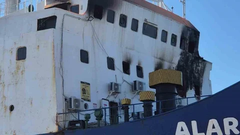 Silifke'de Yük Gemisinde Yangın Kabusu: Söndürülen Alevler Tekrar Alevlendi, 2 Personel Dumandan Etkilendi