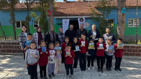Kütahya'da 7 köy okuluna 1.700 kitap bağışlandı