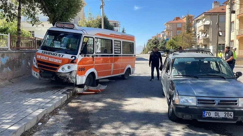 Karaman'da minibüs kaldırıma çıktı, 3 kişi yaralandı.