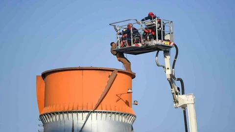 İzmir Bornova'da mahsur kalan 2 işçi 4 saatlik operasyonla kurtarıldı