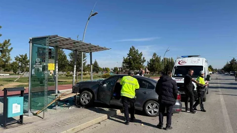 Beyşehir'de otomobil durağa daldı