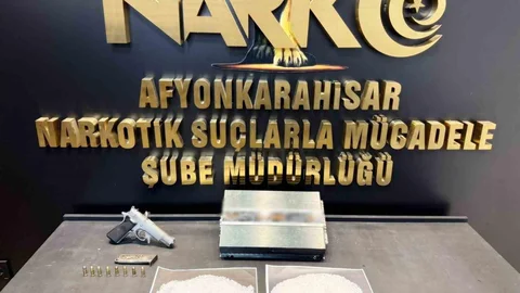 Afyonkarahisar'da yolcu otobüsünde uyuşturucu ve ruhsatsız tabancayla yakalanan bir kişi tutuklandı.