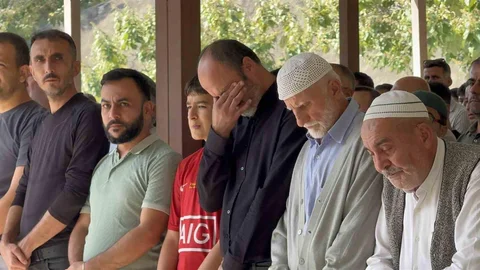 İskenderun'da kaybolan iki arkadaşın cenazesi defnedildi