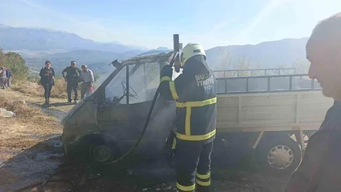 Burdur'da Yanan Kamyonet Kullanılamaz Hale Geldi