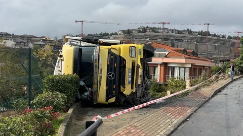 İstanbul'da Tır Devrildi