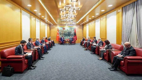 Cumhurbaşkanı Yardımcısı Yılmaz, Arnavutluk Cumhurbaşkanı Begaj ile bir araya geldi