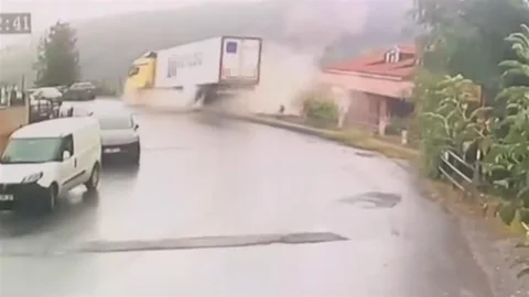 İstanbul'da tır devrildi