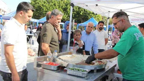 Mersin'de Hayır Çarşısı'na yoğun ilgi gösterildi