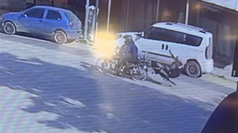 Bursa'da motosiklet ile bisikletin çarpışması sonucu 2 kişi yaralandı.