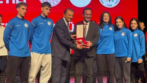 Samsun'da OMÜ, Avrupa'daki başarılarıyla ödüle layık görüldü.