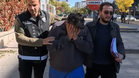 Aksaray'da uyuşturucu taciri, midesine sakladığı 433 gram metamfetaminle yakalandı.