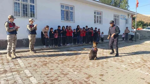 Muş’ta jandarma ekipleri öğrencileri bilgilendirdi