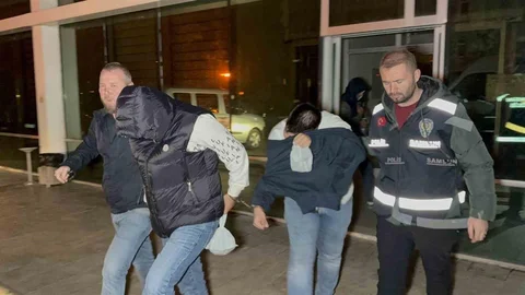 Samsun'da çöp konteynerinde uyuşturucu teslimatına yönelik düzenlenen operasyonda 6 kişi tutuklandı.
