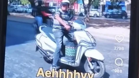 İzmir'de motosikletiyle yayalara tehlikeli bir şekilde yaklaşarak korku yaratan şüpheli gözaltına alındı.