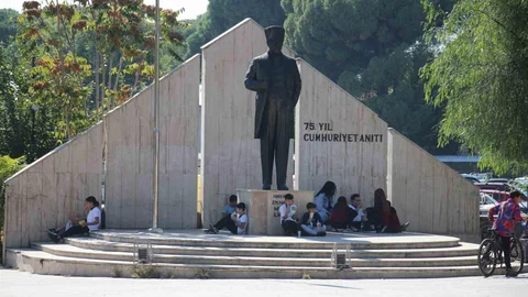 Aydın'da öğrenciler öğle yemeğini sokakta yiyor