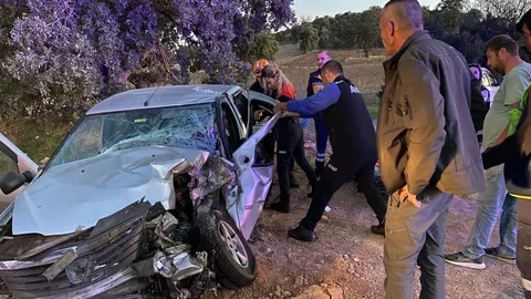 Uşak'ta otomobil ve traktör çarpıştı