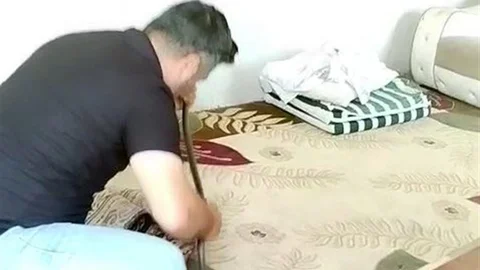 Hatay'da 'yılancı Kemal' Olarak Tanınan Kemal Başer, Bir Konteynere Girerek 1 Metrelik Yılanı Yakaladı.