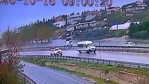 İstanbul'da otobüs, yağmur nedeniyle kayarak yoldan çıktı