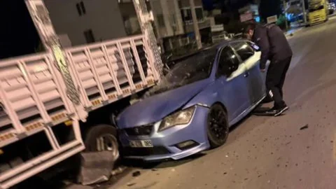 Mersin’de Otomobil Tıra Arkadan Çarptı: 2 Yaralı