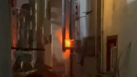 İstanbul Sultangazi'de kebap salonunda yangın çıktı, vatandaşlar hortum ve kovalarla müdahale etti.