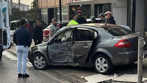 Bursa İnegöl'de otomobil beton direğe çarptı