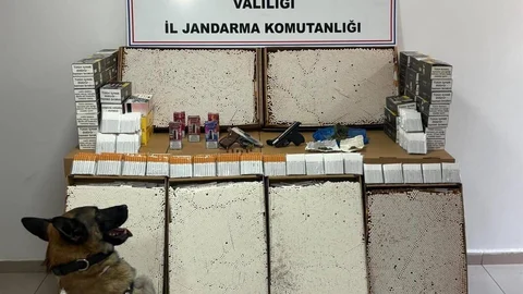 Afyonkarahisar'da jandarma ekipleri uyuşturucu ve kaçak makaron operasyonu gerçekleştirdi.