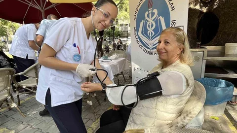 İzmir'de sağlık hizmeti sunan lise öğrencileri