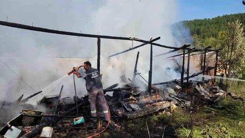 Eflani'de 36 kovan arı yangında zarar gördü