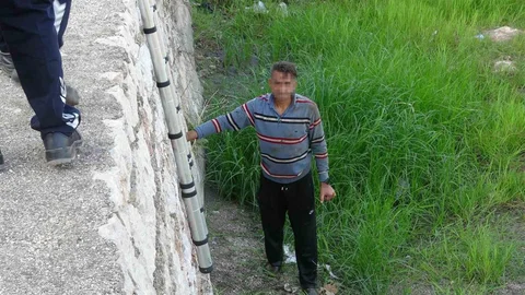 Antalya'da alkolün etkisiyle su kanalına düşen bir adam, köpeğinin havlamasıyla kurtarıldı