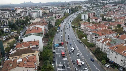 Büyükçekmece E-5'te devrilen tır nedeniyle yol trafiğe kapandı
