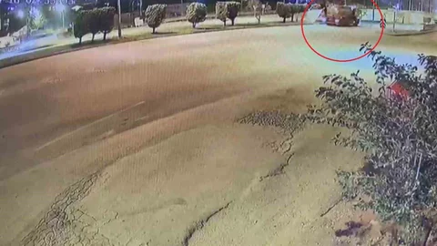 Defne'de kamyonet su tankerine çarptı