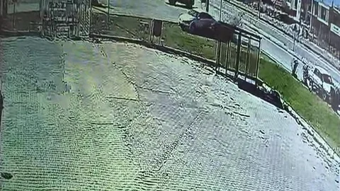 Denizli'de ehliyetsiz bir sürücünün kaza anı güvenlik kamerasına yansıdı