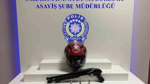Sakarya'nın Erenler ilçesinde tüfekle gerçekleştirilen saldırıda 2 kişi yaralandı, 3 şüpheli gözaltına alındı.